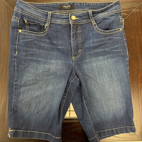 **NINE WEST* Medium Wash Denim Bermuda Shorts Size 10 - Picture 1 of 5